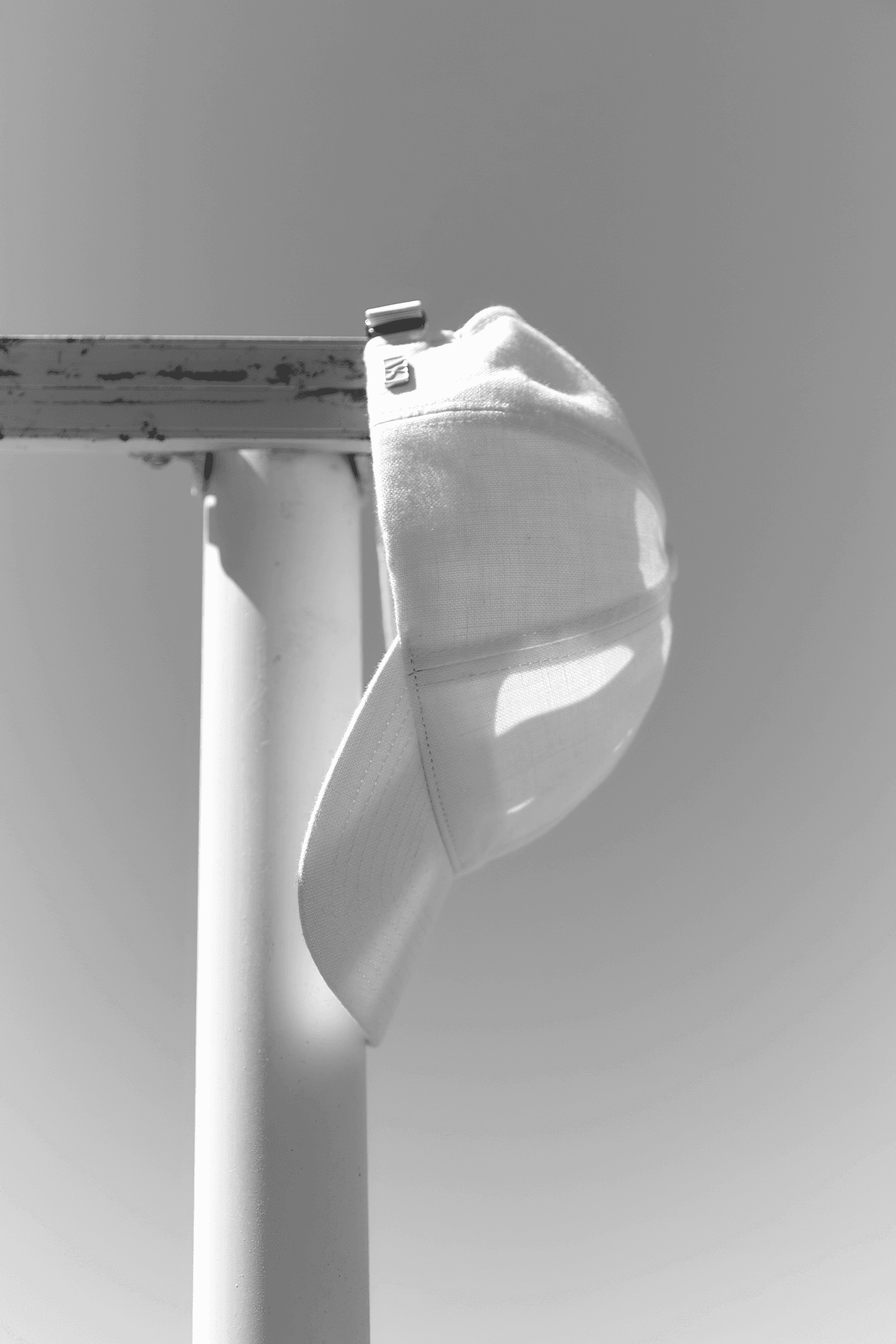 Black and white image of linen cap made of italian linen from Lanificio Angelico