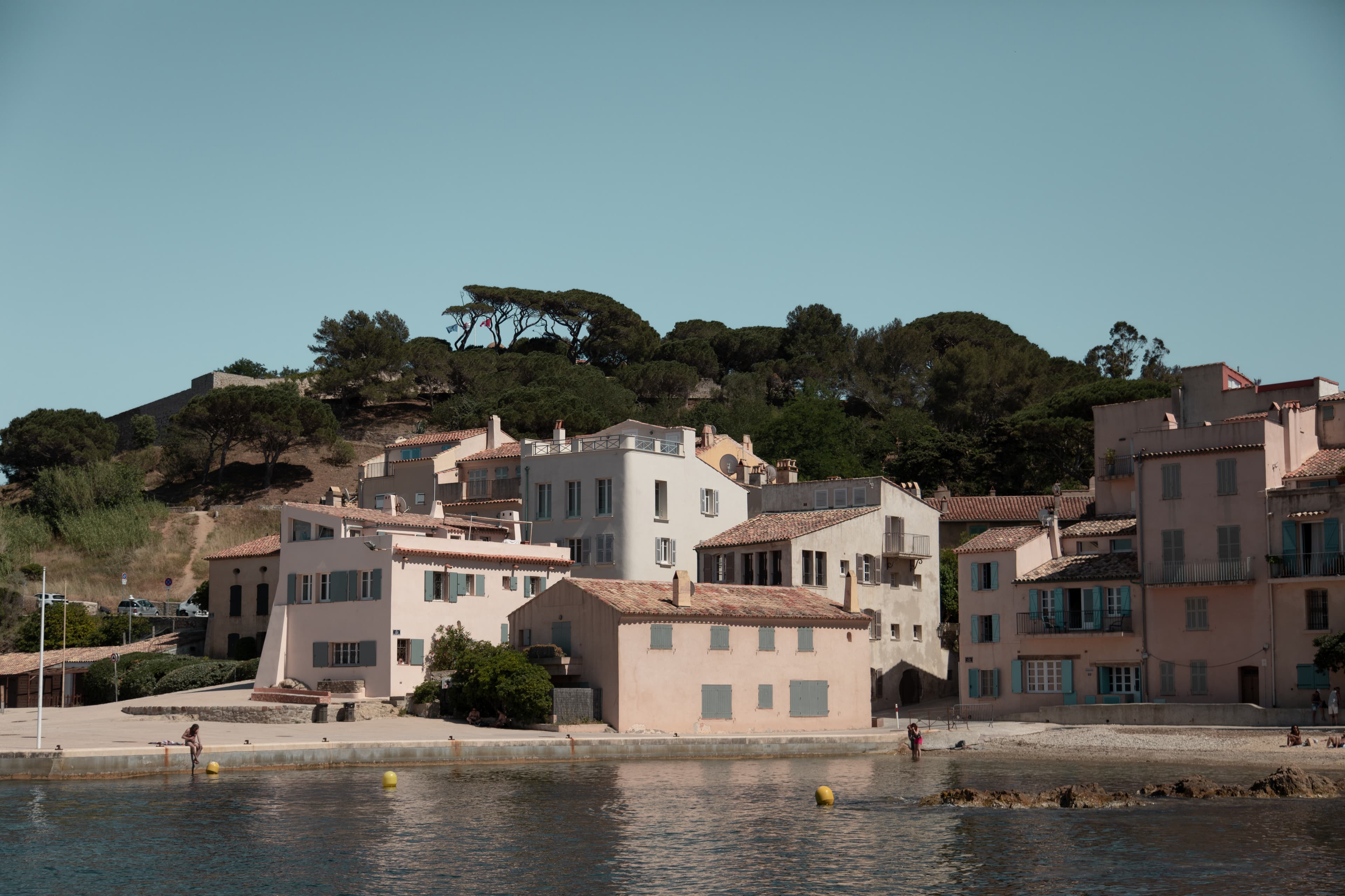 Environmental image of Saint Tropez by the ocean