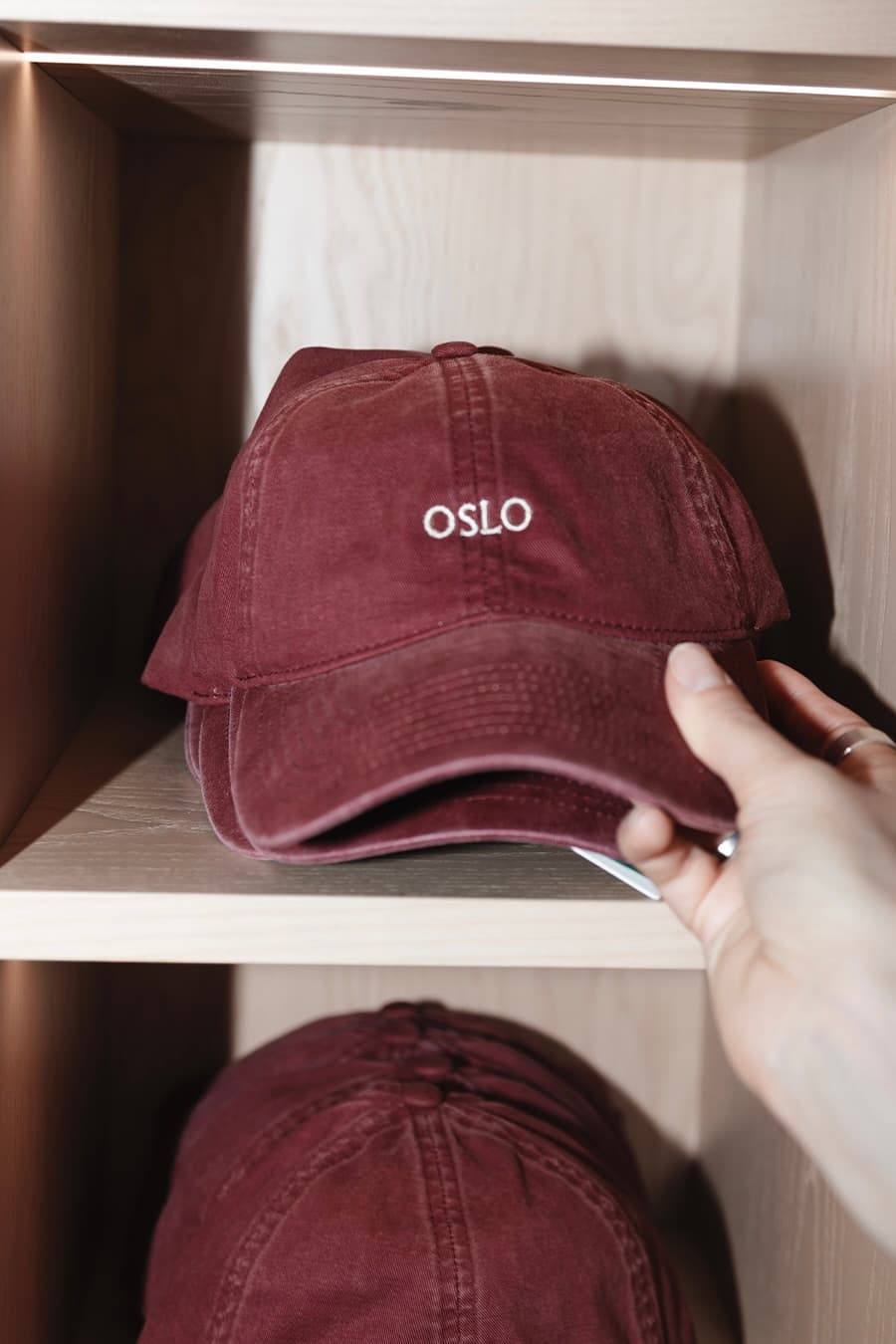 Burgundy washed cotton cap with Oslo embroidery in front